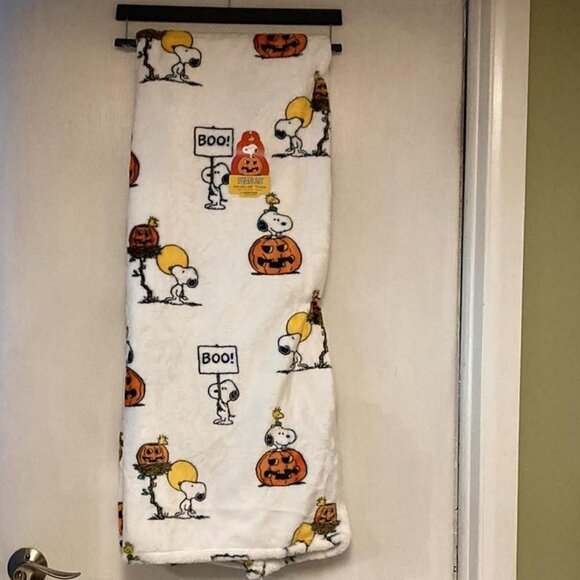 NWT PEANUTS 50x60 Snoopy In The Pumpkins Printed HALLOWEEN Throw - Picture 1 of 5